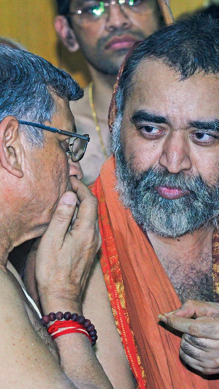 ஆட்டிப்படைக்கும் அரசியல்... ஆபத்தில் விஜயேந்திரர்! - சங்கடச் சூழலில் மீண்டும் சங்கர மடம்