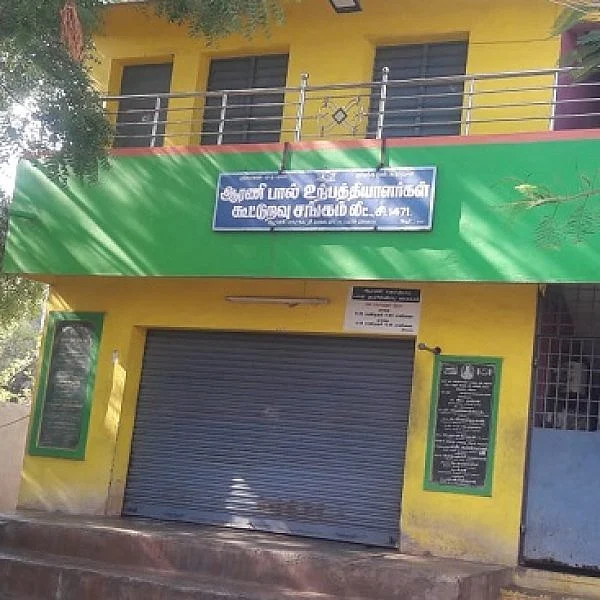 ஆற்றில் ஊற்றப்பட்ட 5,500 லிட்டர் ஆவின் பால்! - விஸ்வரூபம் எடுக்கும் ஆரணி பால் கலப்பட விவகாரம்