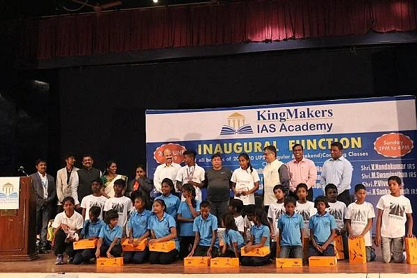கிரிக்கெட் கிட்; கால்பந்து; ஸ்போர்ட்ஸ் ஷூ - தெருவோர சாதனைச் சிறுவர்களை நெகிழ வைத்த ஐ.ஏ.எஸ் #savestreetchildren