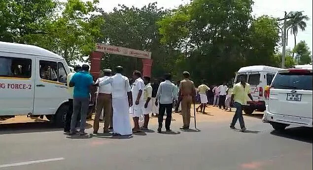 `டிக் டாக் வீடியோவில் அவதூறு கிளப்புகின்றனர்!' - மீன் சுருட்டியில் பா.ம.க-வினர் சாலைமறியல்