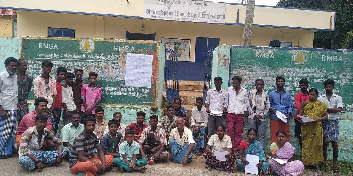 `மாசத்துல 2 தடவைதான் வருவாங்க!'- தலைமையாசிரியர்களுக்கு எதிராகப் பள்ளியை முற்றுகையிட்ட பழங்குடியினர்