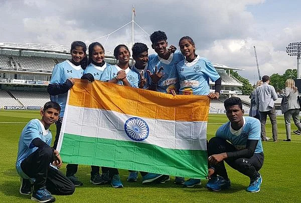 ‘தெருவில் விளையாடுவதைப் பாத்துத்தான் கிரிக்கெட் கத்துக்கிட்டேன்' - உலகக்கோப்பையை வென்ற தெருவோர சிறுமி மோனிஷா