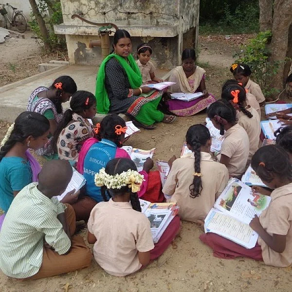கிராமத்து பசங்களுக்கு இலவச டியூஷன், கழிப்பறை பற்றிய விழிப்புணர்வு - ஐடி டு டியூஷன் டீச்சரான பிரியதர்சினி