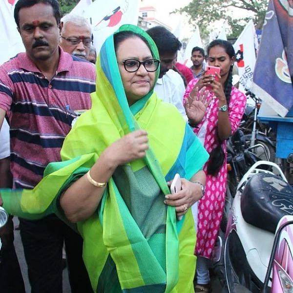 வாக்கு எண்ணிக்கை மையத்திலிருந்து வெளியேறிய கமீலா நாசர்!