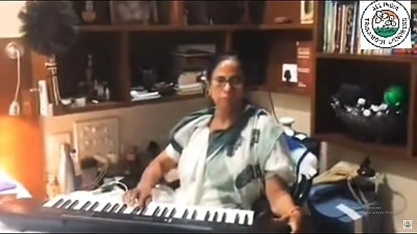 ரிசல்ட்டுக்கு முன் ஒரு ரிலாக்ஸ் - பியானோ வாசிக்கும் மம்தா #viral video