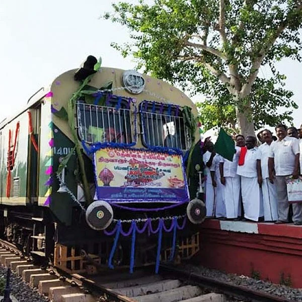 10 ஆண்டுக்கால ஏக்கம் தீர்ந்தது, திருவாரூர் - காரைக்குடி ரயில் சேவையினால் பொதுமக்கள் பெருமகிழ்ச்சி!