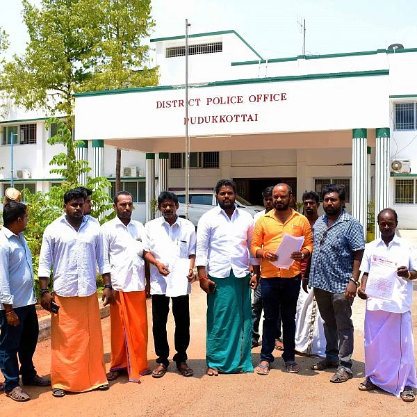 பா.ஜ.க பிளக்ஸ் பேனரை அகற்றிய அ.தி.மு.க-வினர்! - எஸ்பி-யிடம் இந்து முன்னணி புகார்