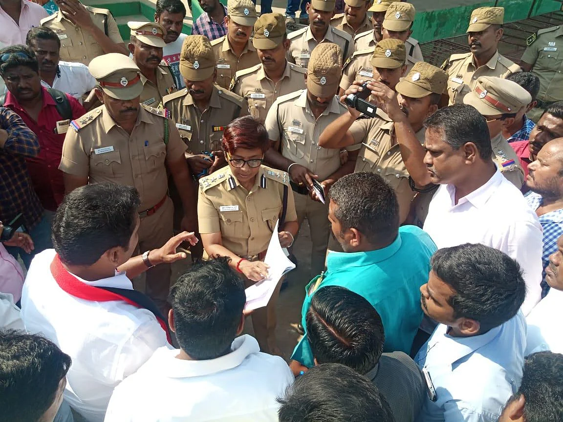 "காவல்துறையினர் ஆளுங்கட்சி நிர்வாகிபோல் செயல்படுகின்றனர்!" - செந்தில் பாலாஜி குற்றச்சாட்டு