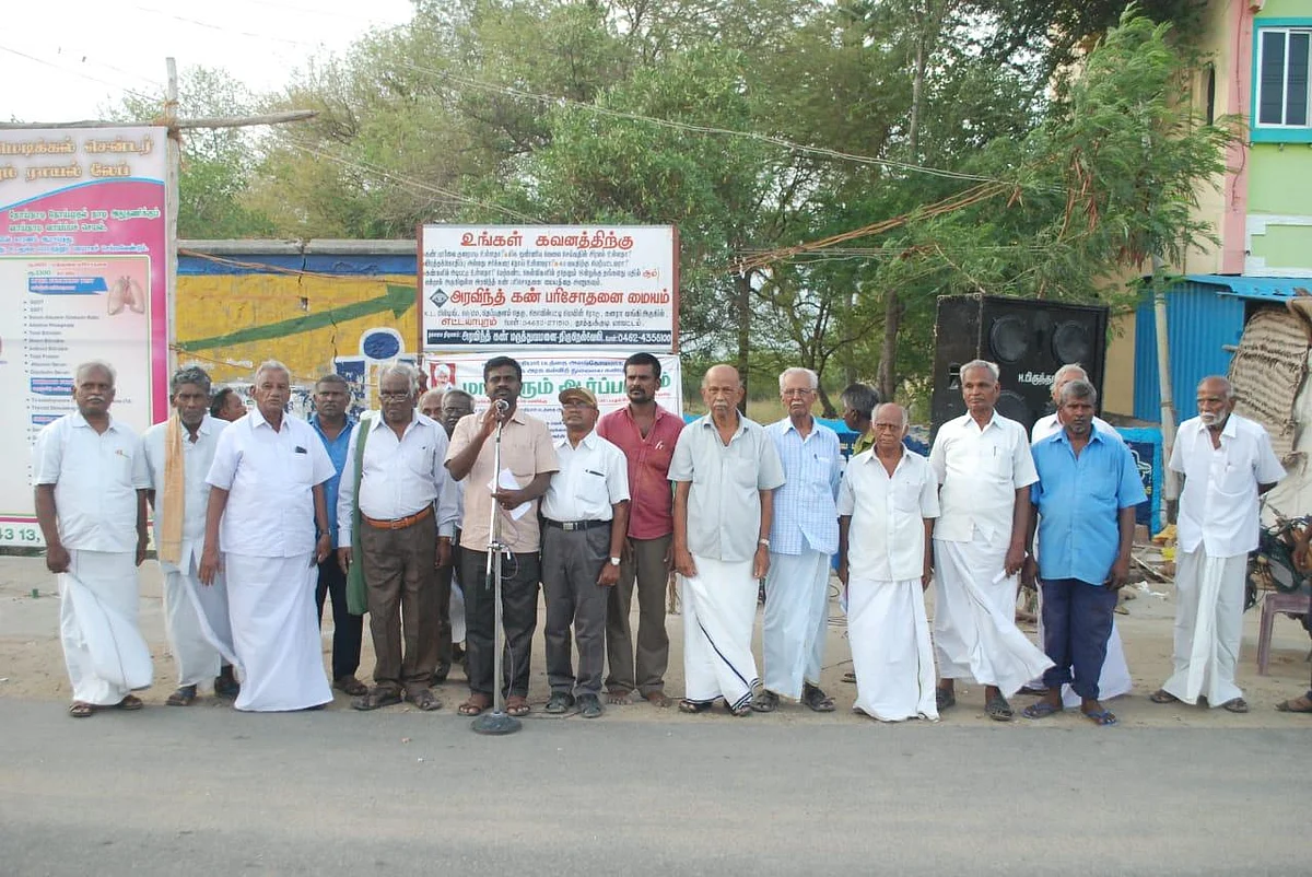 `12-ம் வகுப்பு தமிழ்ப் பாடநூலை திரும்பப் பெறுக!' - எட்டையபுரத்தில் பாரதி மன்றத்தினர் ஆர்ப்பாட்டம்
