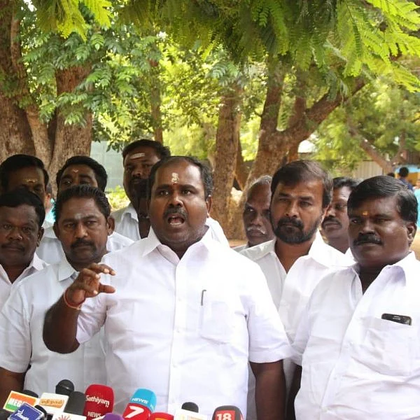`தினகரன் பிரிக்கும் வாக்குகளைச் சரிக்கட்டுவோம்!' - அமைச்சர் உதயகுமார் கணிப்பு