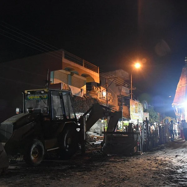நகராட்சியின் மெத்தனப் போக்கு - தள்ளாட்டத்தில் முடிந்த மாயூரநாதர் வைகாசி விசாக தேரோட்டம்!