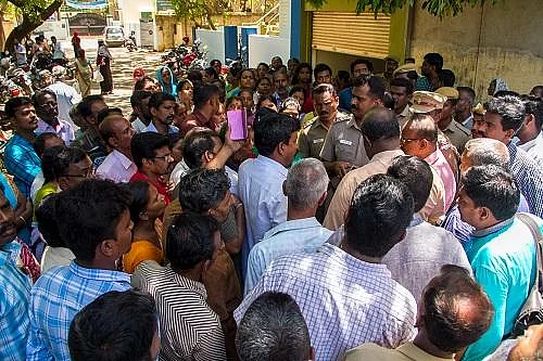 `மயங்கிக் கிடந்த மகளை 3 மணி நேரமாக பள்ளியில கிடத்தி வெச்சுருக்காங்க!'- மாணவியை இழந்த தாய் கதறல்