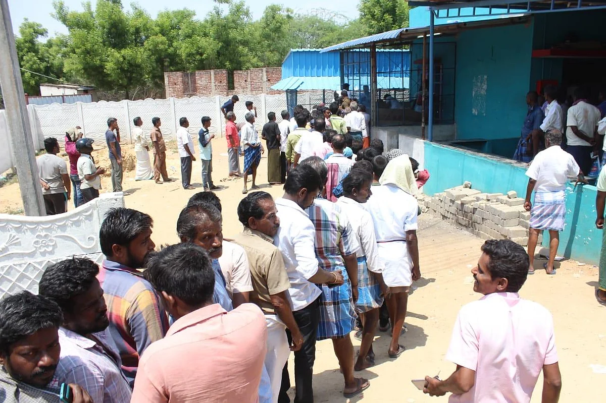 தேர்தலால் மூடப்பட்ட டாஸ்மாக் கடை - எல்லைகடந்து சென்று மதுவாங்கிய குடிமகன்கள்!
