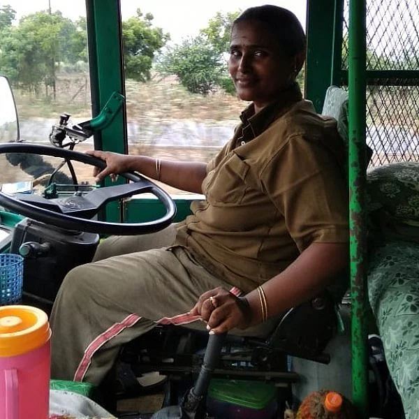 20 மணிநேர டிரைவிங்... 15 டன்... 8 மணி நேர ஏக்கம்! லாரி டிரைவர் - ஜோதிமணியின் சவால் வாழ்க்கை