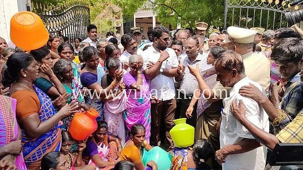 குடிநீர் வழங்கக்கோரி முற்றுகையிட்ட மக்கள்: ‘கெட் அவுட்’ சொன்ன மாவட்ட ஆட்சியர்!