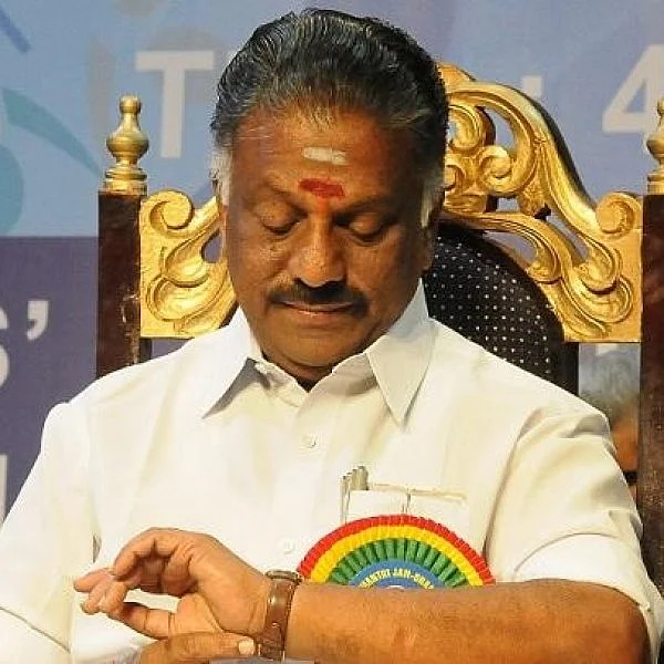 `இப்ப நிலைமை சரியில்ல; நான் பேசி வாங்கித் தர்றேன்!' - பொங்கிய மகனை சமாதானப்படுத்திய ஓ.பி.எஸ்