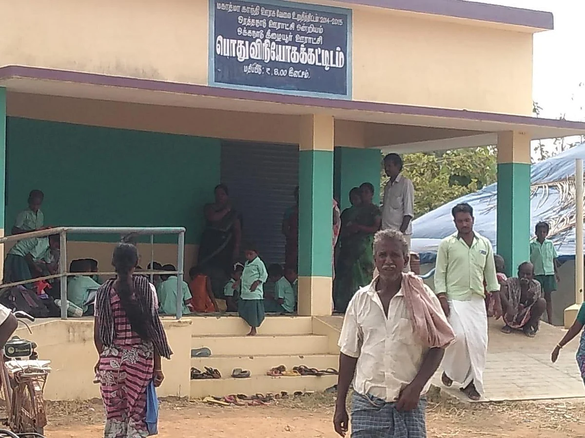 `போன வருஷம் மாடி வீடு; இப்போ ரேஷன் கடை - ஒரத்தநாடு அருகே அரசுப் பள்ளியின் அவல நிலை!