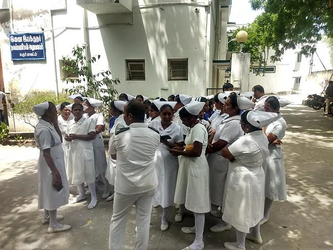 `நோயாளிக்கு கொடுக்கிற பாலைக்கூட விட்டுவைக்கலங்க!' - கரூரில் டீனுக்கு எதிராக 3வது நாளாக செவிலியர்கள் போராட்டம்!