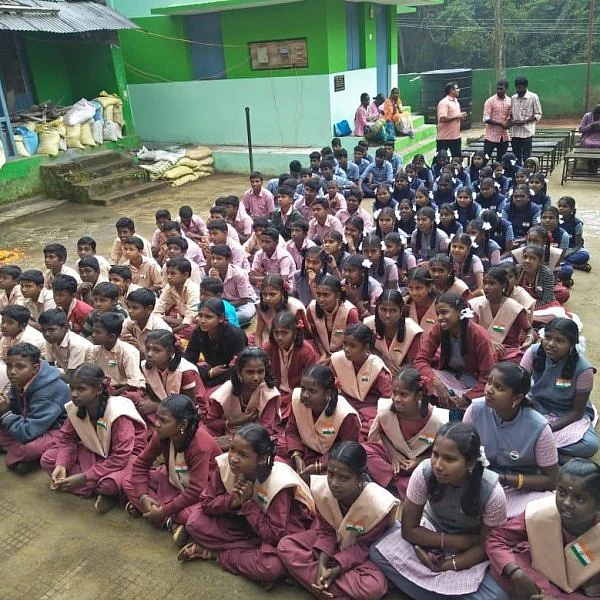 ``கையெழுத்து வாங்கிட்டாங்க; ஆனா, புத்தகங்கள் கொடுக்கலை!" இழுத்தடிக்கும் கல்வித்துறை