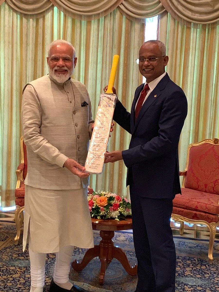 `கிரிக்கெட்டால் இணைந்தோம்!’ - மாலத்தீவு அதிபருக்கு பேட் கிஃப்ட் கொடுத்த மோடி
