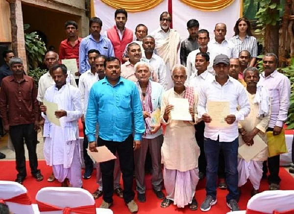 2,100 விவசாயிகள்; 44 சி.ஆர்.பி.எஃப் வீரர்கள் - சொன்னதைச் செய்து குடும்பங்களை நெகிழ வைத்த அமிதாப்