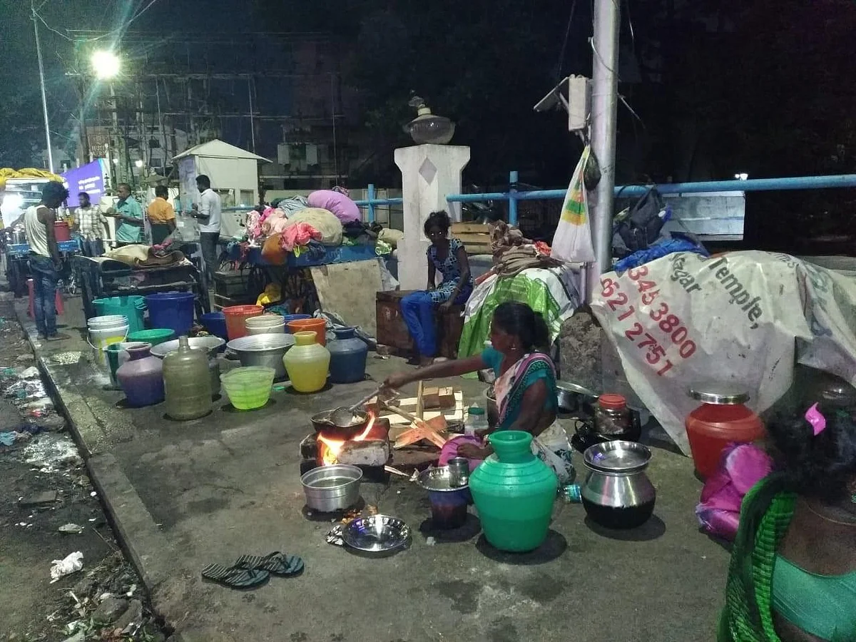`தண்ணி பிடிக்கும்போது ட்ரெயின் வந்துட்டா அவ்ளோதான்!' நடைபாதைவாசிகளின் தண்ணீர்ப் போராட்டம்