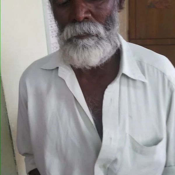 `சம்பளம் தர மறுக்கிறாங்க!'- மண்ணெண்ணெய் கேனுடன் கலெக்டர் ஆபீஸ் வந்த முதியவர்