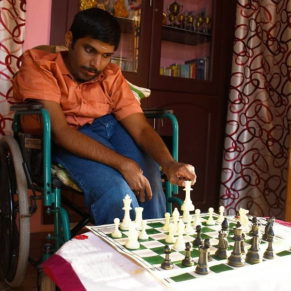 `அரசு உதவினால் மட்டுமே முடியும்!' - சர்வதேச செஸ் போட்டிக்குத் தேர்வான புதுக்கோட்டை மாற்றுத்திறனாளி வீரர்