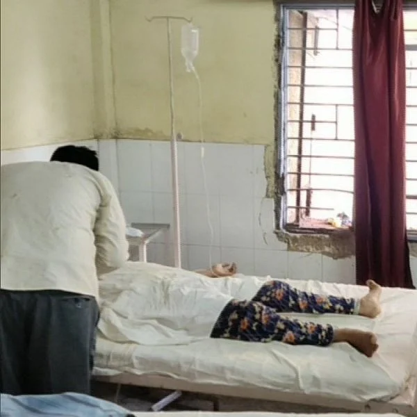 `கழுத்தை அண்ணன் இறுக்கினான்; கத்தியால் அப்பா குத்தினார்!' - உ.பி-யில் சிறுமிக்கு நேர்ந்த கொடுமை