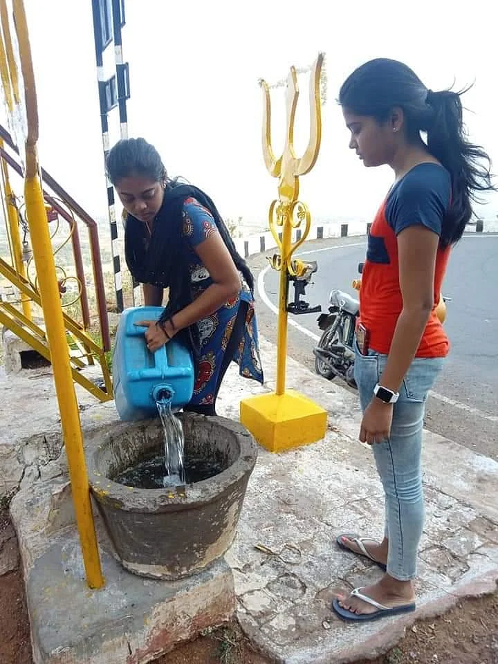 ஏலகிரியில் கோடை வெயிலால் தவிக்கும் குரங்குகள்! - தண்ணீர் அளிக்கும் மாணவிகள்