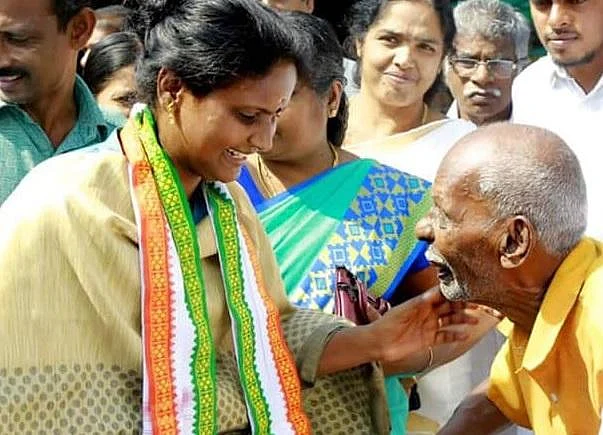 யார் இந்த ரம்யா ஹரிதாஸ்? - 36 வருட கம்யூனிஸ்ட் கோட்டையைத் தகர்த்த பழங்குடி `பாட்டுக்காரி'