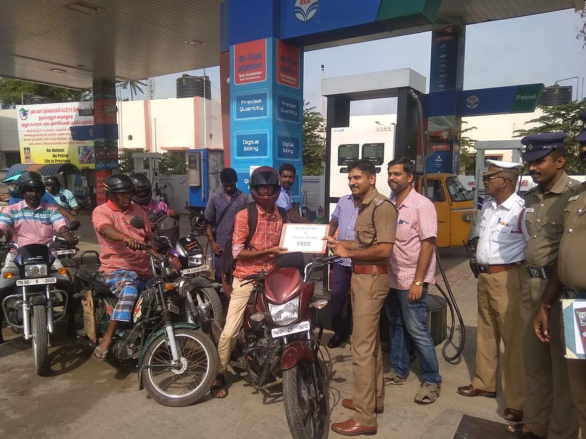 ``பெட்ரோலுக்கு ஹெல்மெட் கட்டாயம்!” - அமலுக்கு வந்த `விபத்தில்லா திருச்செந்தூர்’ திட்டம்