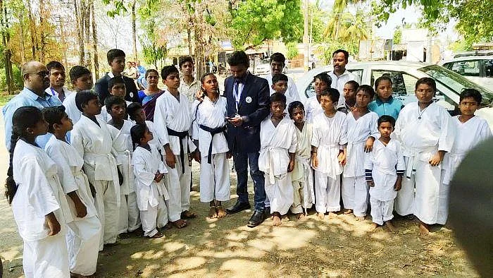 ``அப்பாவோட அழுகைதான் எங்க சாதனைக்கு அடிநாதம்!'' - தலையால் வேனை நகர்த்திய அக்கா தம்பி!