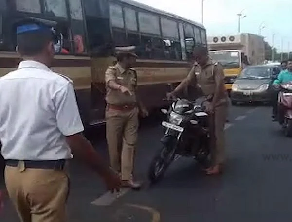 `போ... அங்க போயி வண்டியை நிப்பாட்டு!' - நடுரோட்டில் தலைகுனிந்த சப்-இன்ஸ்பெக்டர்