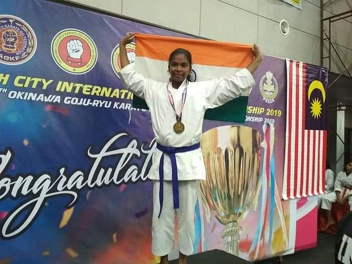 மலேசிய கராத்தே போட்டியில் தங்கம்! - சாதித்த மூட்டை தூக்கும் தொழிலாளியின் மகள்