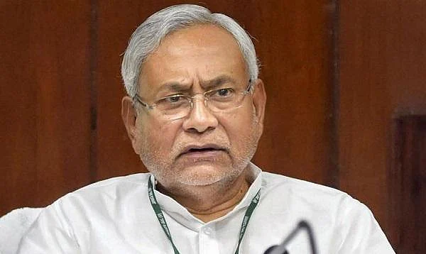 10 ஆண்டுக்குக் காவல் நிலையம் வரமுடியாது! - போலீஸாருக்கு செக் வைக்கும் பீகார் முதல்வர்