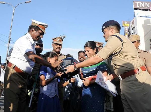 `உங்கம்மாவுக்கு நீயே அறிவுரை சொல்லி ஹெல்மெட்டை மாட்டிவிடு' - கரூரைக் கலக்கும் எஸ்.பி யுக்தி
