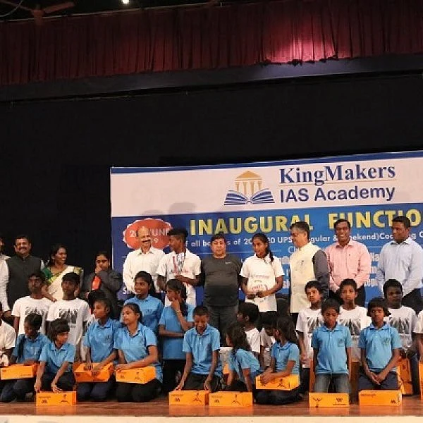 கிரிக்கெட் கிட்; கால்பந்து; ஸ்போர்ட்ஸ் ஷூ - தெருவோர சாதனைச் சிறுவர்களை நெகிழ வைத்த ஐ.ஏ.எஸ் #savestreetchildren