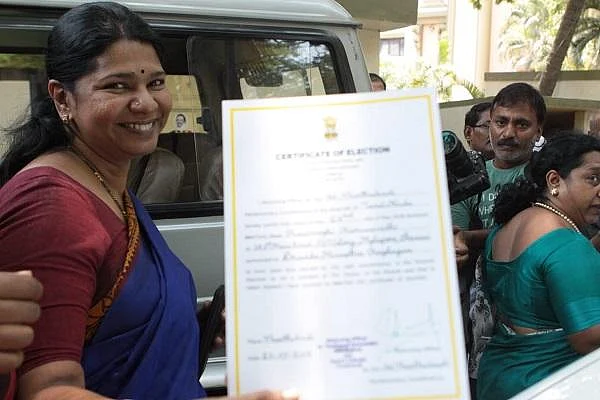 வெற்றிச் சான்றிதழில் விழுந்த மலர்! - கருணாநிதி சமாதியில் கலங்கிய கனிமொழி