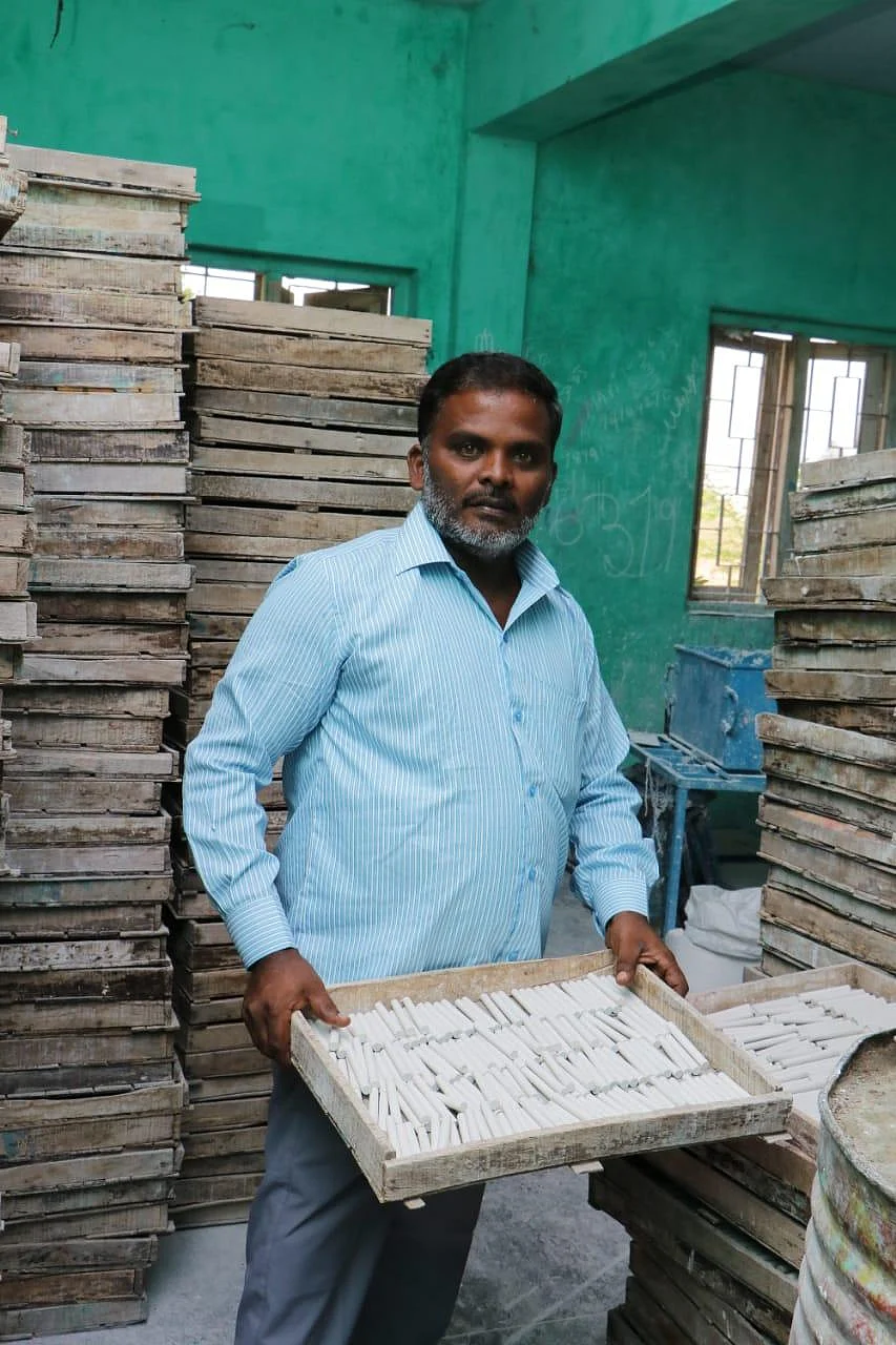 பச்சை, மஞ்சள், நீலம்... சாக்பீஸ் தயாராகும் கதை!