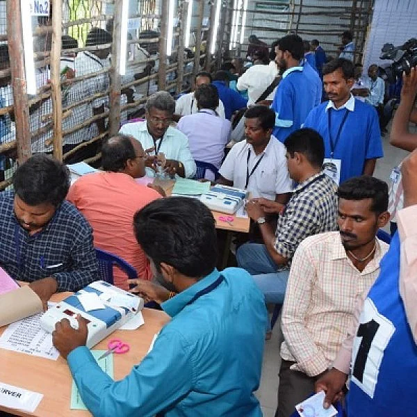 இடைத்தேர்தல் முன்னணி நிலவரம்: முன்னேறும் தி.மு.க! #LiveUpdates