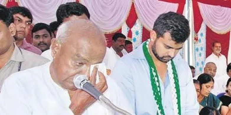 `இது குடும்பம் இல்ல... விக்ரமன் சார் படம்!' - தாத்தா தேவகவுடாவுக்காக வழிவிடும் பேரன்; இது கர்நாடக கலாட்டா