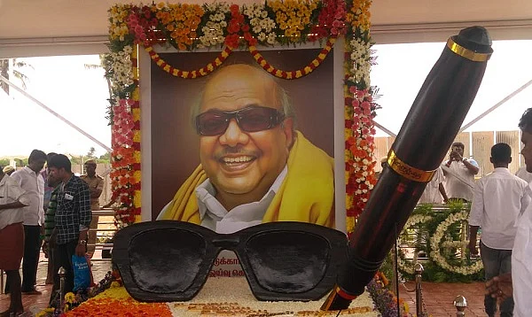 `60 கிலோ பூக்கள்; கருணாநிதியின் பேனா, ஃபீனிக்ஸ் பறவை!' - யார் இந்தப் பூக்கடை வெங்கடேசன்?
