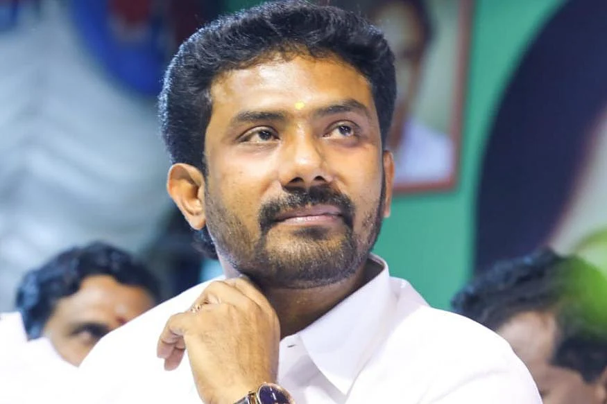 `போச்சே... போச்சே..!' - ஓ.பி.ரவீந்திரநாத் ஒதுக்கப்பட்ட கதை
