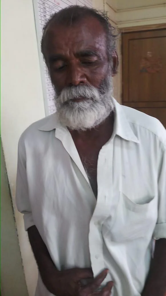 `சம்பளம் தர மறுக்கிறாங்க!'- மண்ணெண்ணெய் கேனுடன் கலெக்டர் ஆபீஸ் வந்த முதியவர்
