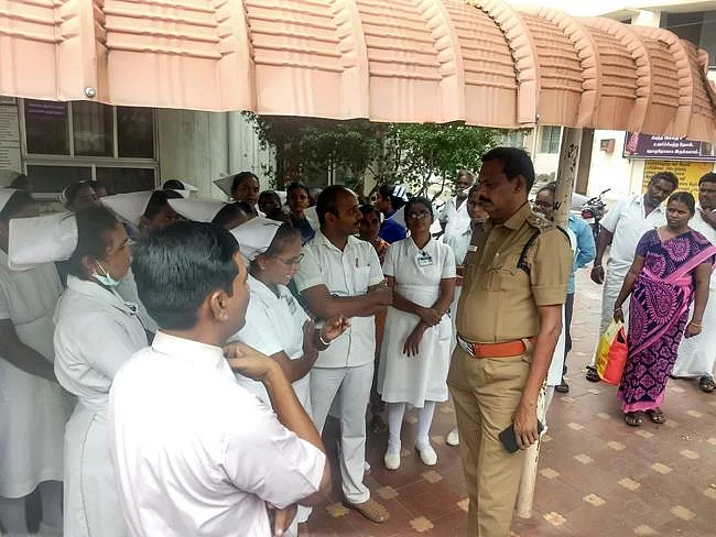 `நோயாளிக்கு கொடுக்கிற பாலைக்கூட விட்டுவைக்கலங்க!' - கரூரில் டீனுக்கு எதிராக 3வது நாளாக செவிலியர்கள் போராட்டம்!