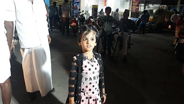 `அங்கிளைப் பார்க்காமல் போக மாட்டேன்...' - அடம்பிடித்த குழந்தையால் உருகிய செந்தில் பாலாஜி!