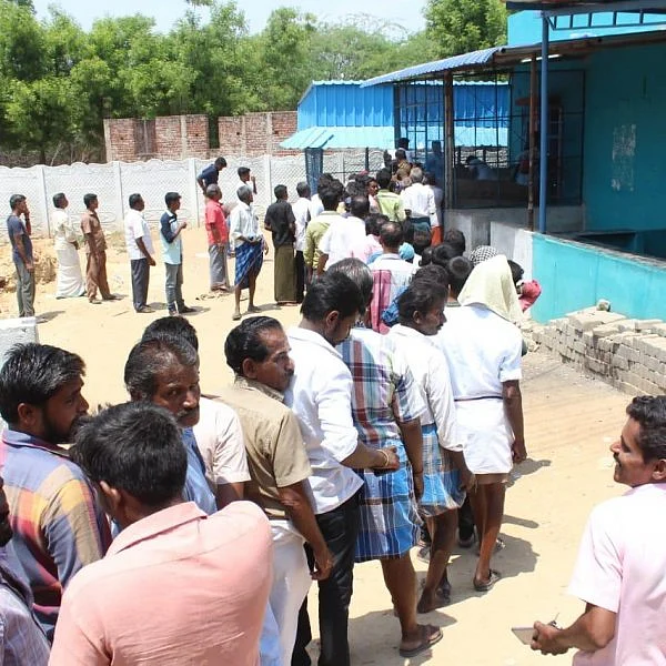 தேர்தலால் மூடப்பட்ட டாஸ்மாக் கடை - எல்லைகடந்து சென்று மதுவாங்கிய குடிமகன்கள்!