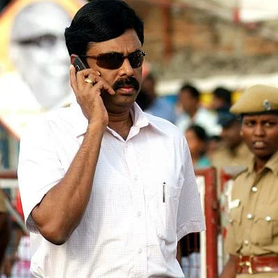 `அவர் வேண்டும்..’ `அவர் மட்டும் வேண்டாம்..!’- டி.ஜி.பி நியமனத்துக்காக எடப்பாடியிடம் மோதுகிறாரா பன்னீர்செல்வம்?!