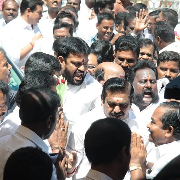 `அ.தி.மு.க பொதுச்செயலாளர் எடப்பாடியாரே?' - தலைமைக் கழகத்தை மிரளவைத்த சுவரொட்டி